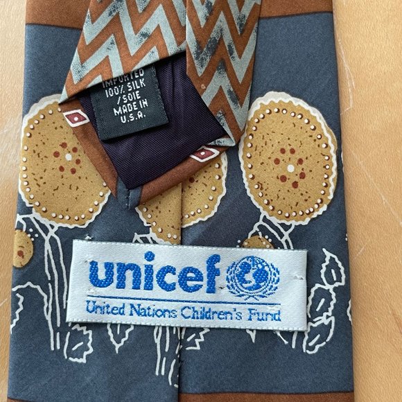 UNICEF 100% Silk Tie Great Pre-Owned Condition Floral Springtime - Picture 2 of 3